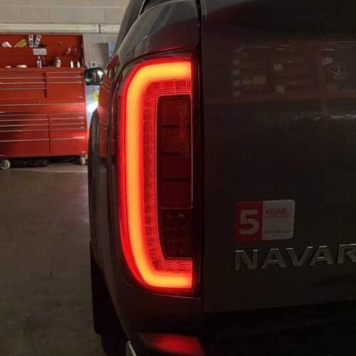 NAVARA NP300 (2015-2020) IÇIN UYUMLU LED STOP – SMOKE